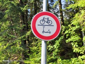Zákaz vjezdu na kole a elektrické koloběžce