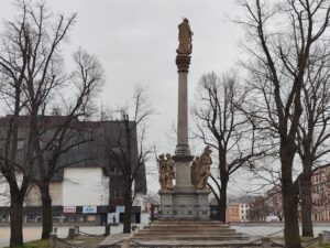 Mariánský sloup, vlevo PRIOR