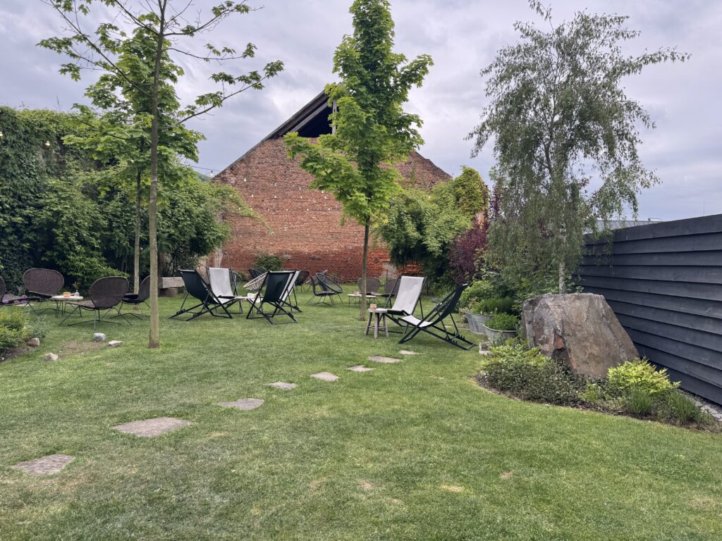 Ráj na zemi, Resort Hukvaldy - venkovní posezení