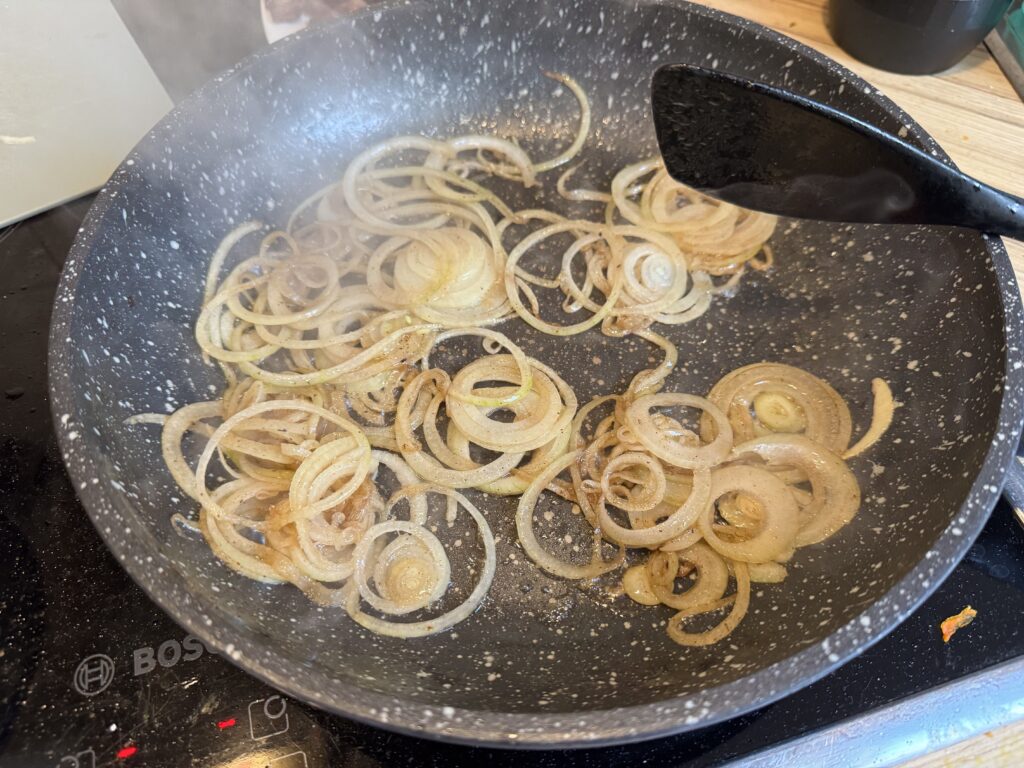 Zhruba takto by měla být osmažená cibulka (recept na balkánský koláč)