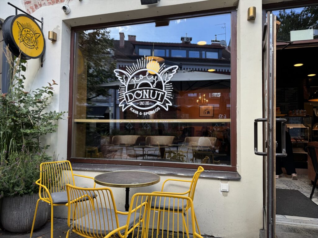 Venkovní posezení v Holy Donut
