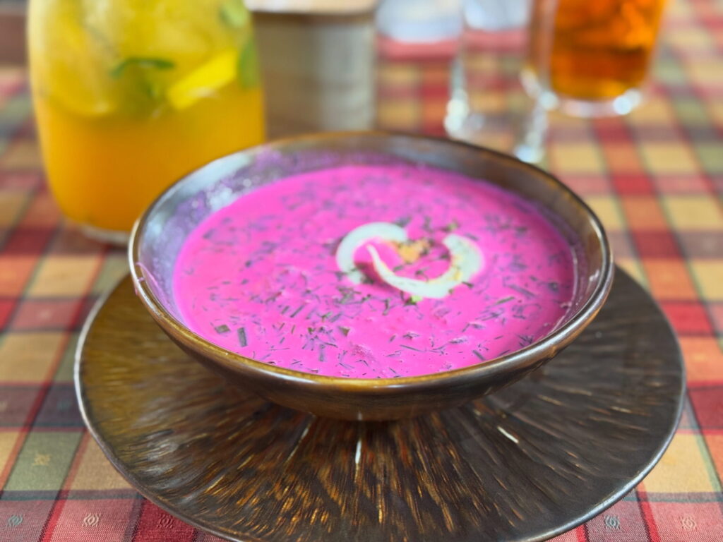 Vynikající studená litevská polévka šaltibarščiai v restauraci Bernelių užeiga Smuklė