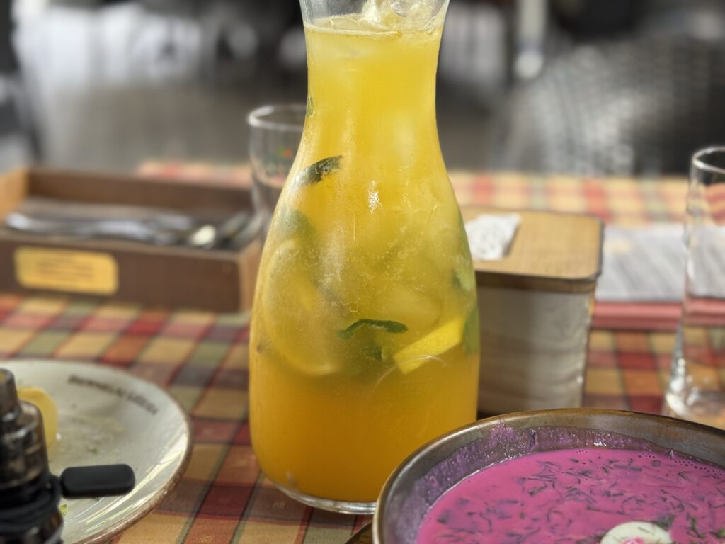 Domácí limonáda v podniku Bernelių užeiga Smuklė