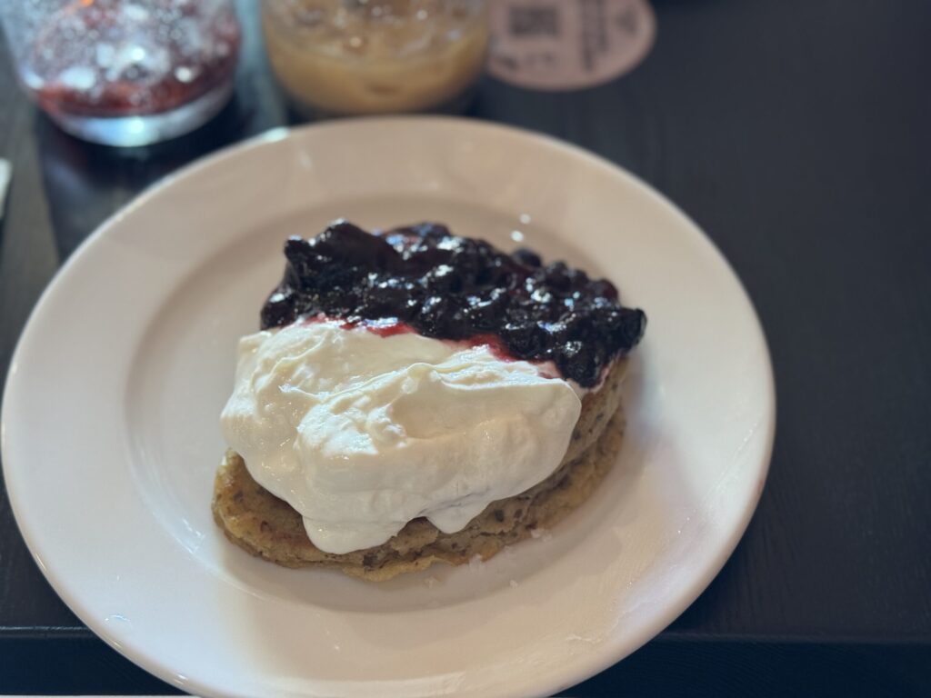 Palačinky s bílým jogurtem a ovocem