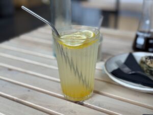 Domácí limonáda v kavárně Jedním tahem