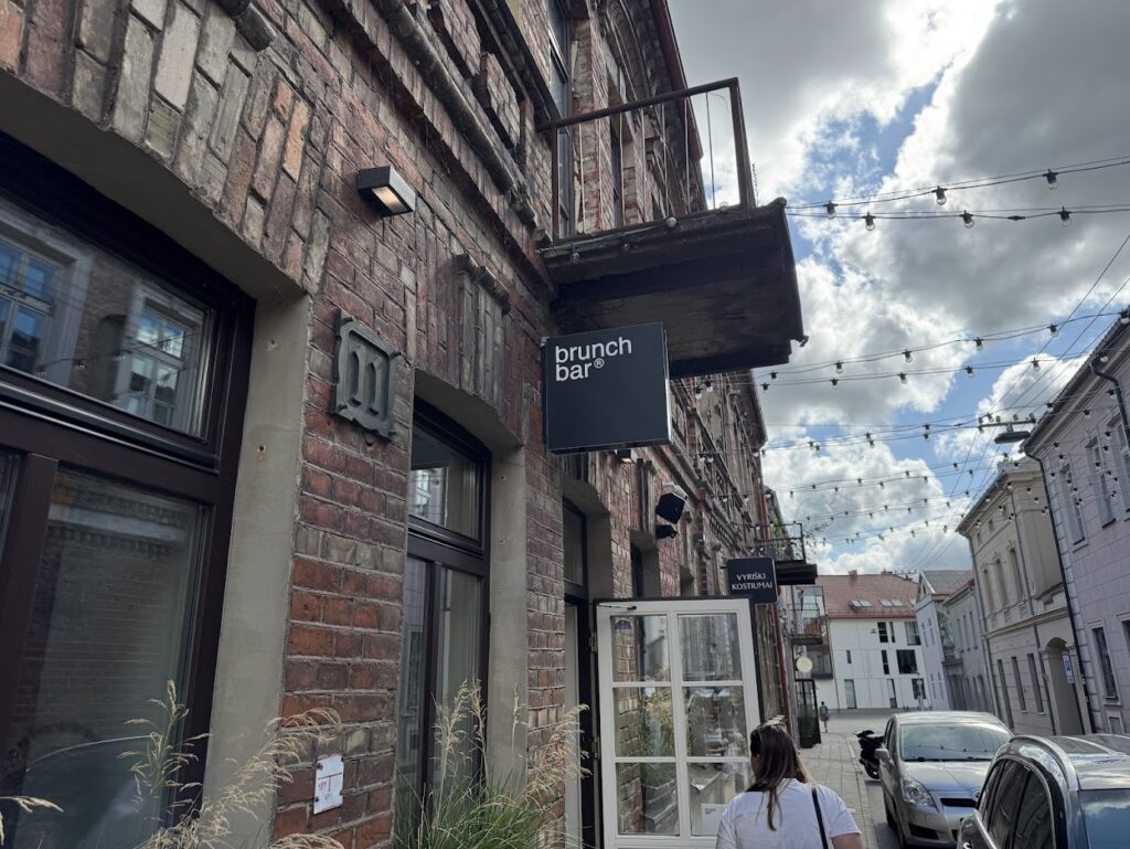 Vchod do restaurace BRUNCH BAR v litevském Kaunasu