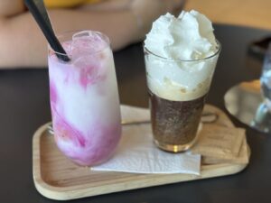 Jahodové matcha latté a vídeňská káva