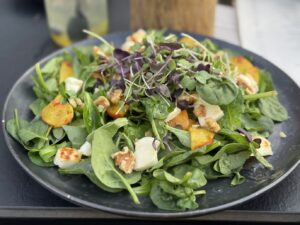 Letní salát s halloumi a grilovanou broskví