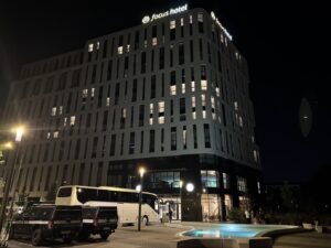 Náš hotel ve Varšavě (foceno v noci)