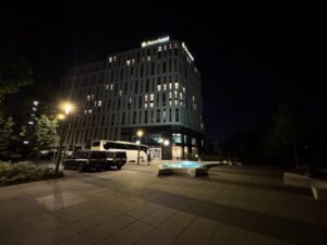 Náš hotel ve Varšavě (foceno v noci)