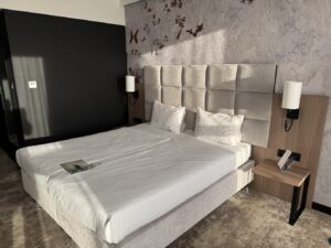 Postel v hotelu ve Varšavě