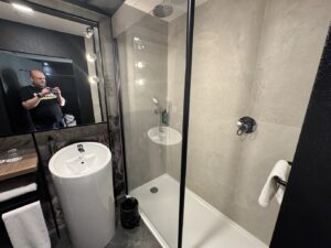 Sprchový kout v hotelu ve Varšavě