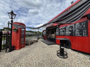 Telefonní budka a patrový autobus