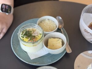Tři vejce do skla s máslem a parmezánem, bylinkové máslo