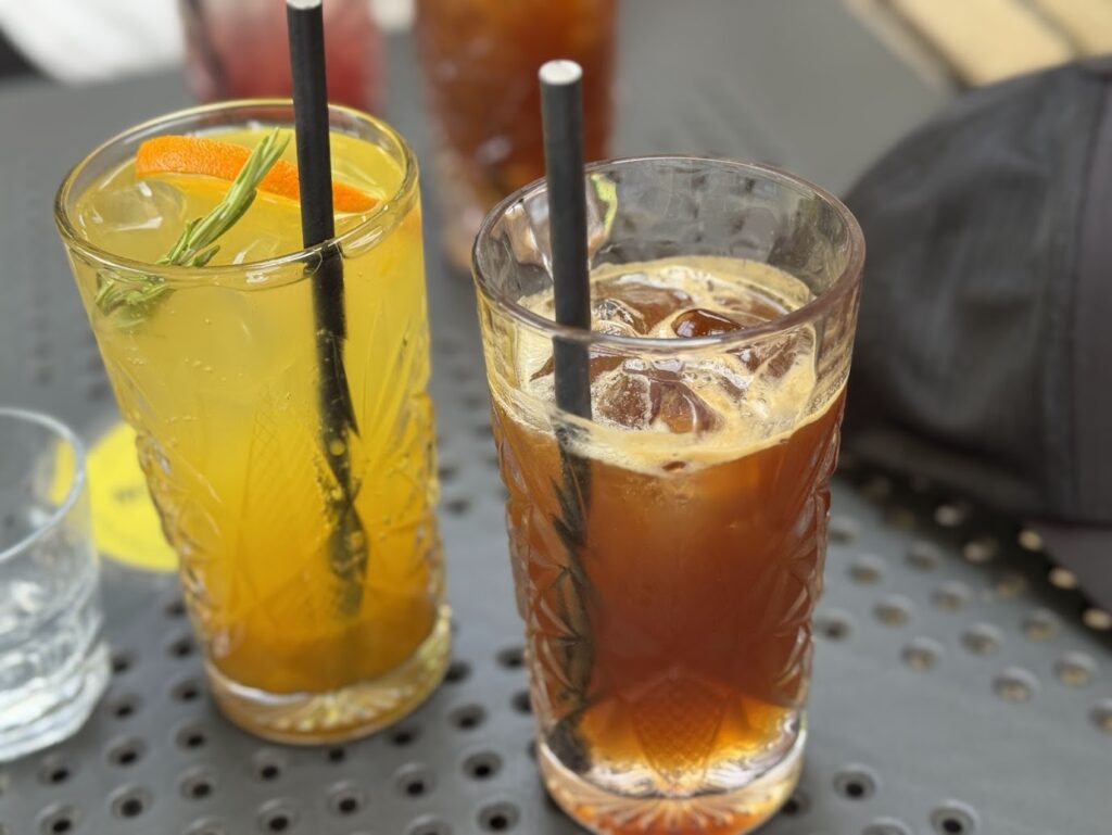 Domácí limonáda a espresso tonic v kavárně Lola