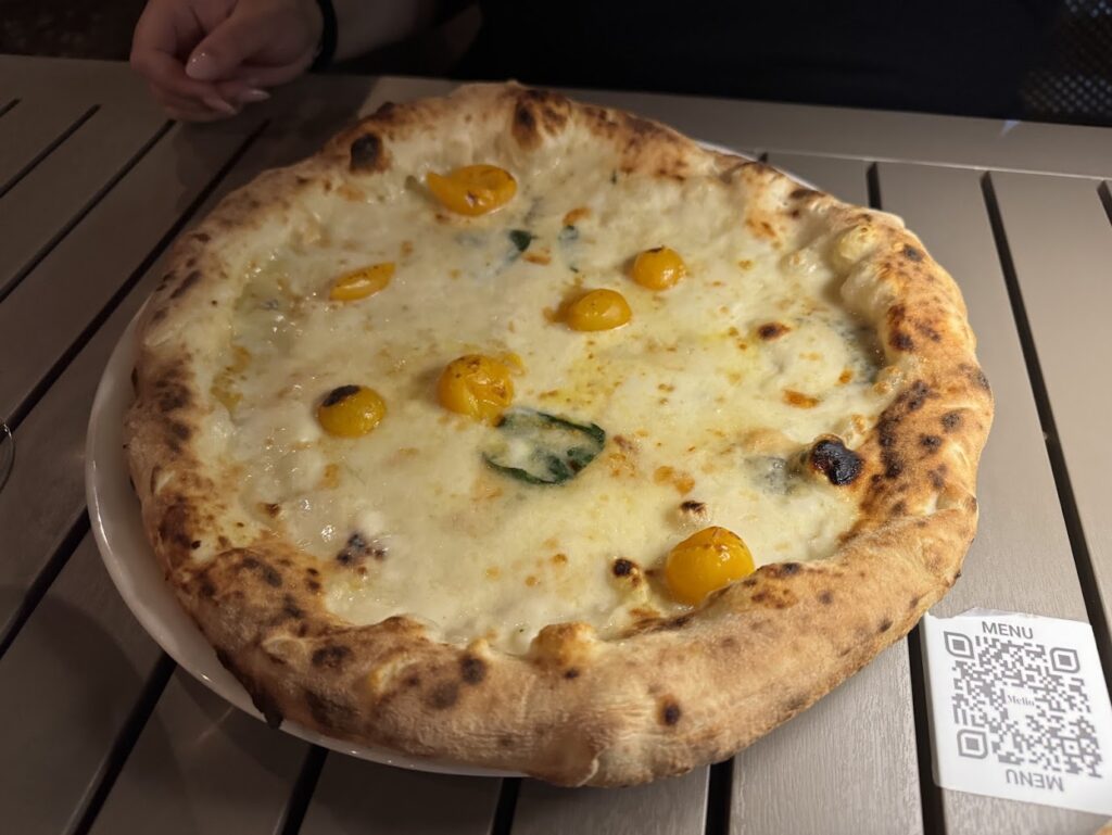 Sýrová pizza z pizzerie Melio