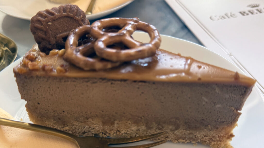 Cheesecake se slaným karamelem zdobený slanými preclíky v Café BEESS