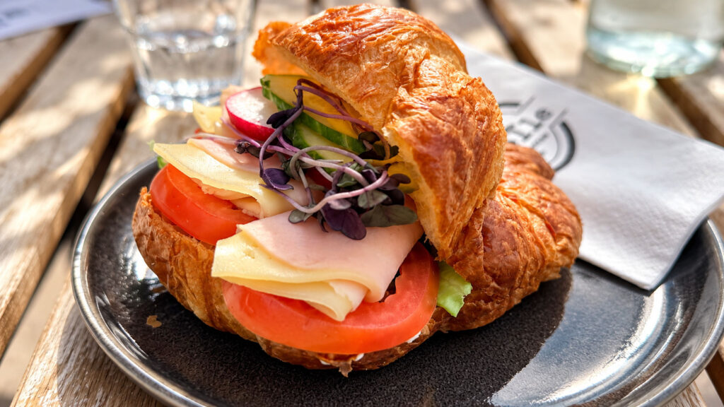 Obložený croissant